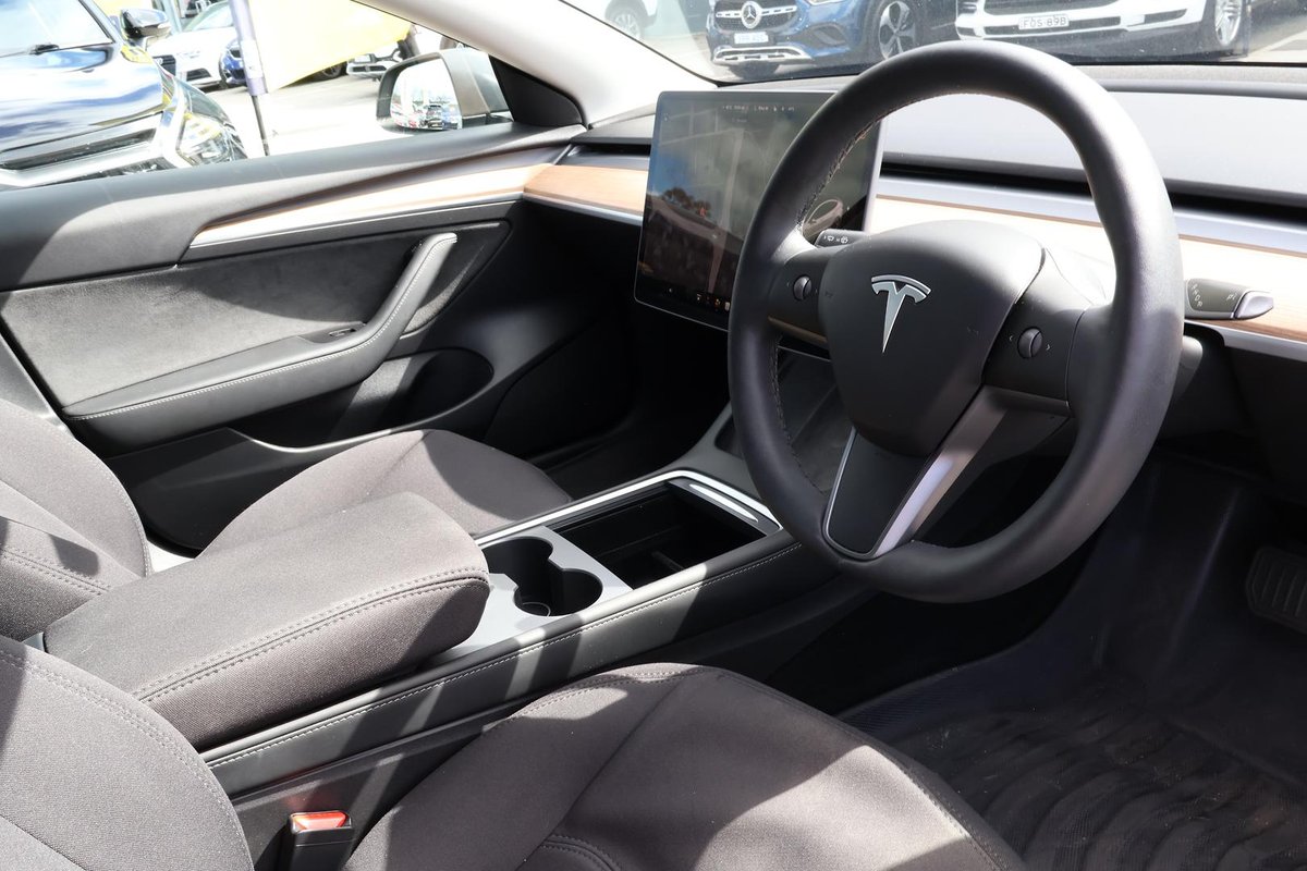 2022 Tesla Model 3 Long Range AWD image 7