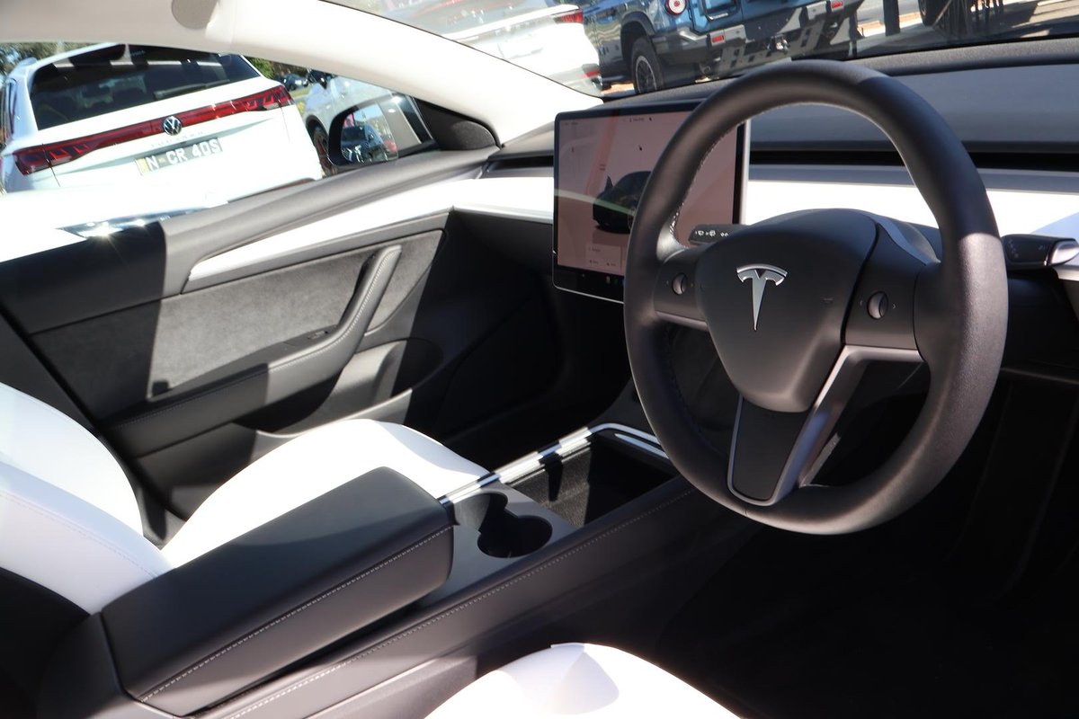 2022 Tesla Model 3 Long Range AWD image 7