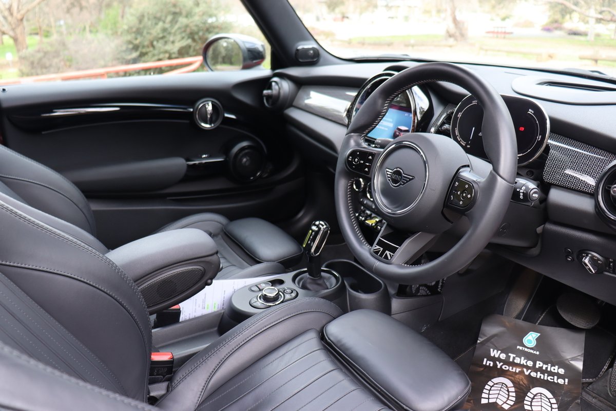 2023 MINI Hatch Cooper SE MINI Yours F56 LCI-2 image 14
