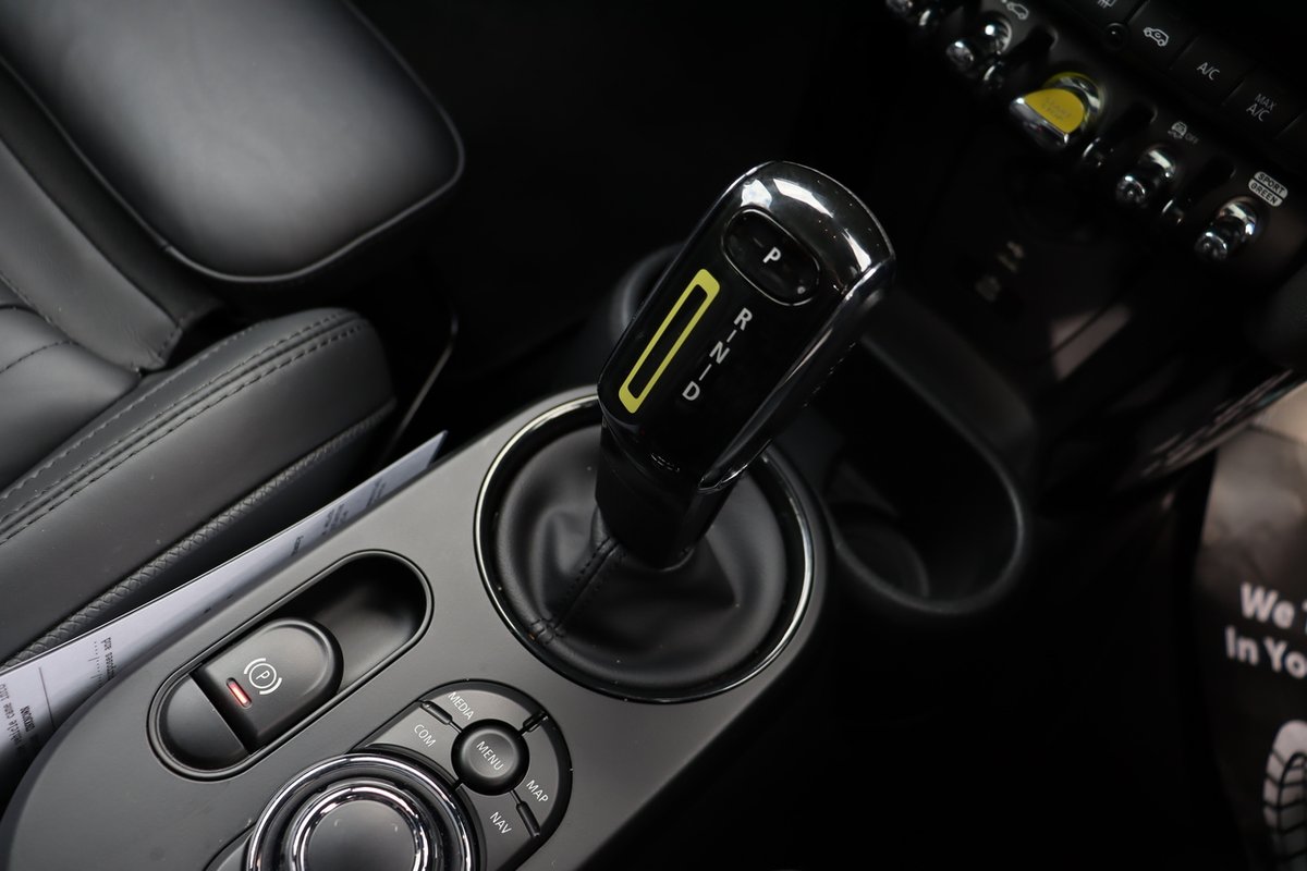 2023 MINI Hatch Cooper SE MINI Yours F56 LCI-2 image 15