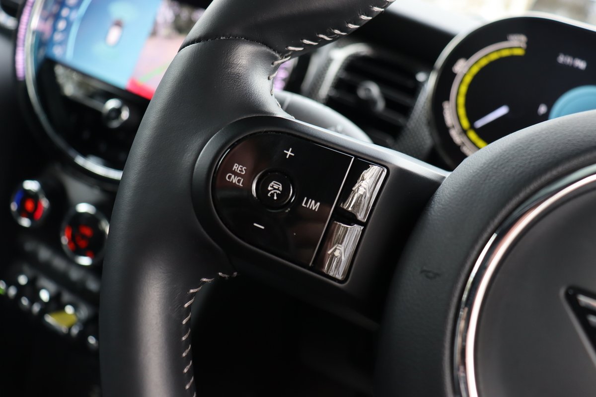 2023 MINI Hatch Cooper SE MINI Yours F56 LCI-2 image 18