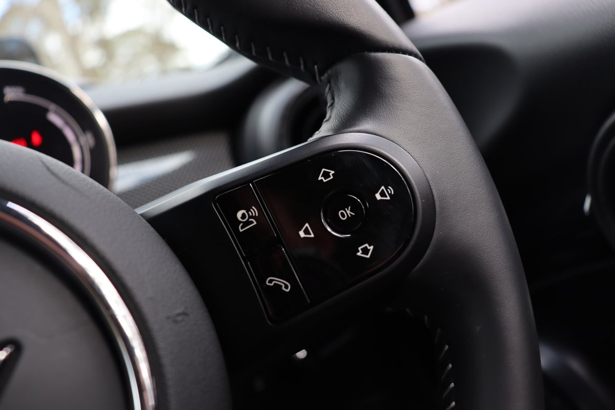 2023 MINI Hatch Cooper SE MINI Yours F56 LCI-2 image 20