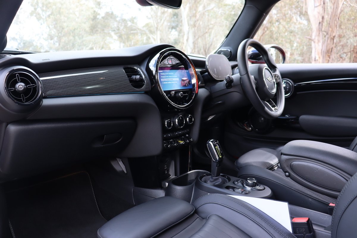 2023 MINI Hatch Cooper SE MINI Yours F56 LCI-2 image 25