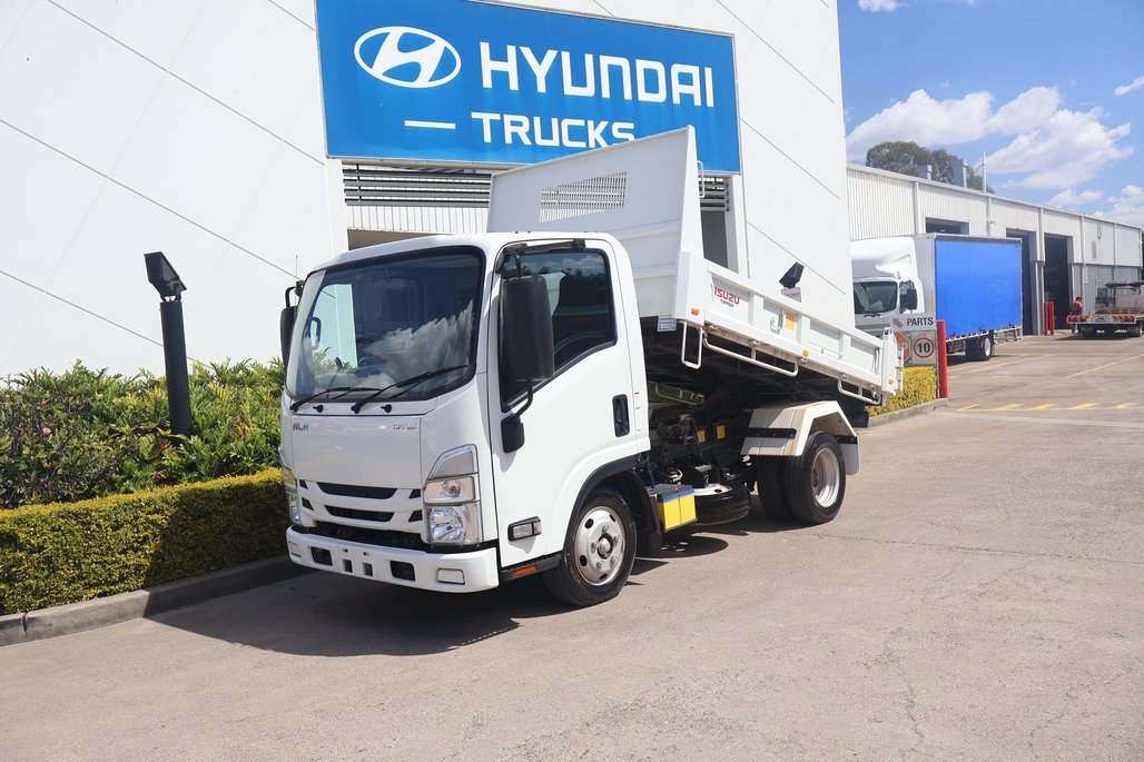 2023 Isuzu Nlr