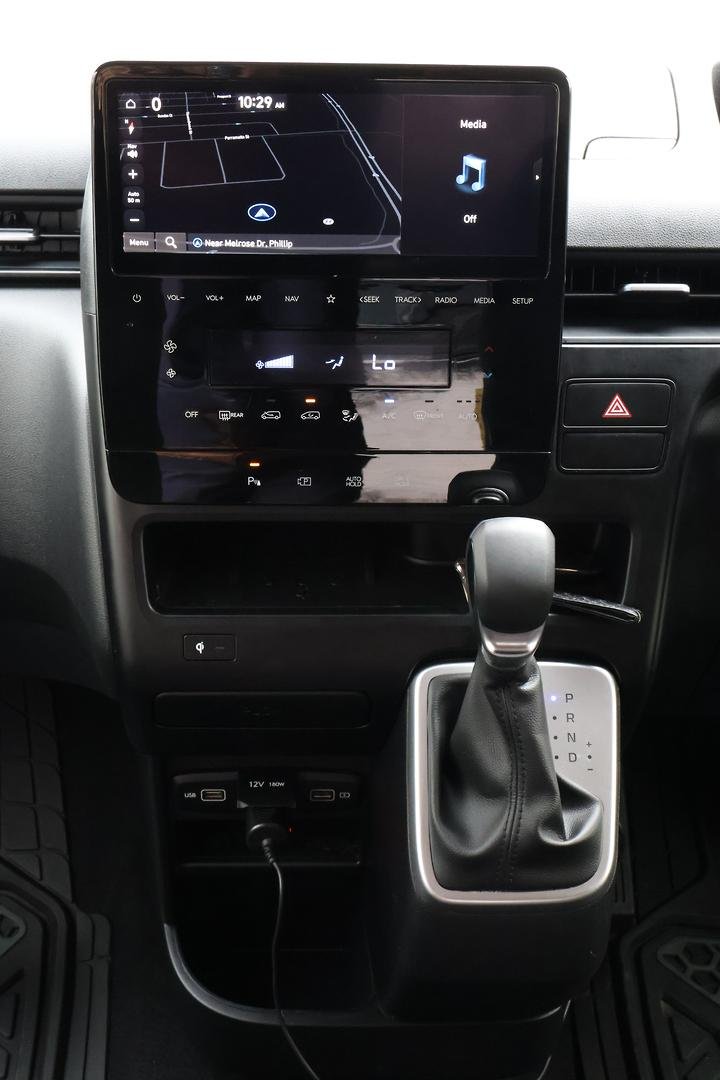 2023 Hyundai STARIA LOAD Premium US4.V2 MY23 image 19
