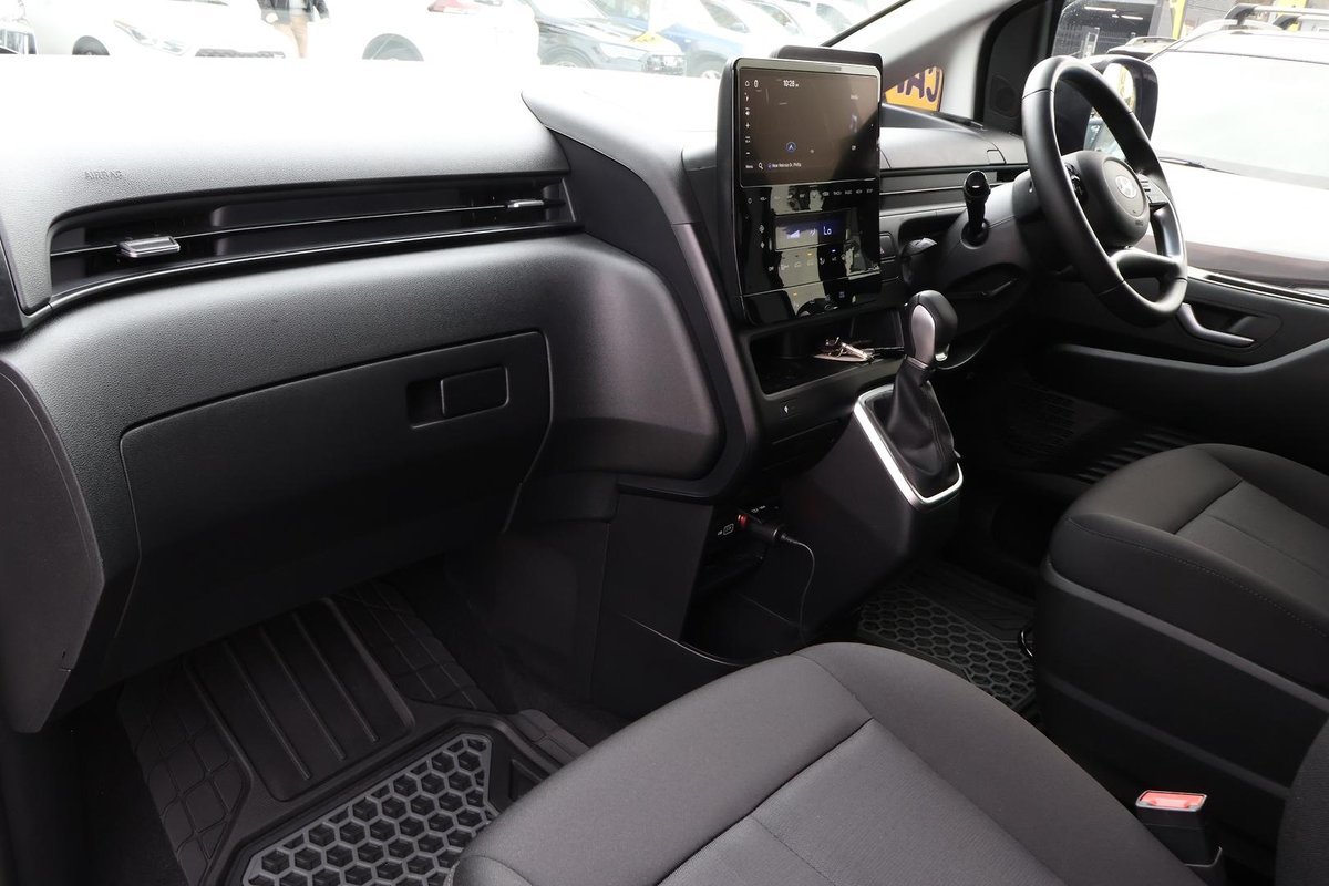 2023 Hyundai STARIA LOAD Premium US4.V2 MY23 image 25
