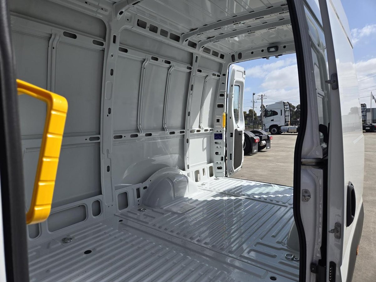 2026 Iveco Daily 35S14V image 11