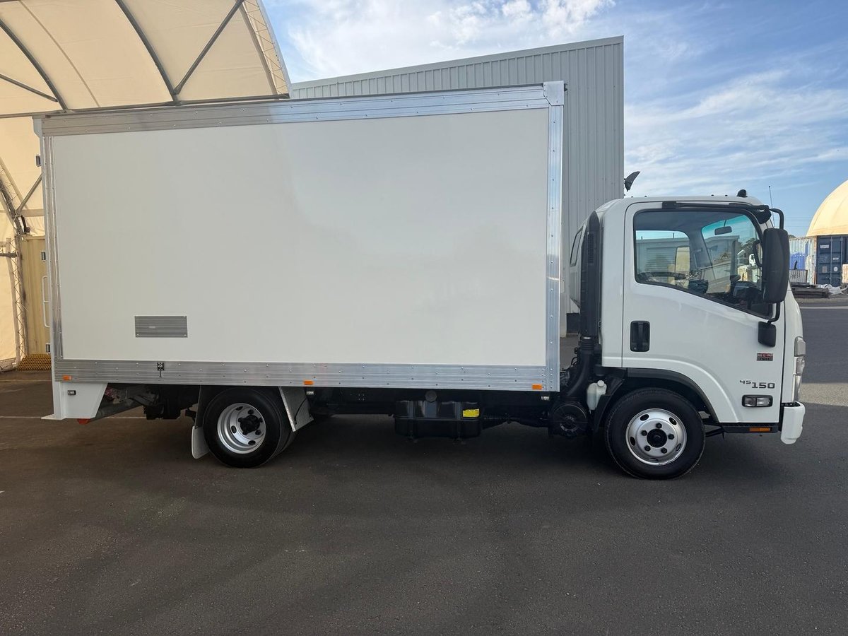 2022 Isuzu N Series NNR 45-150 image 9