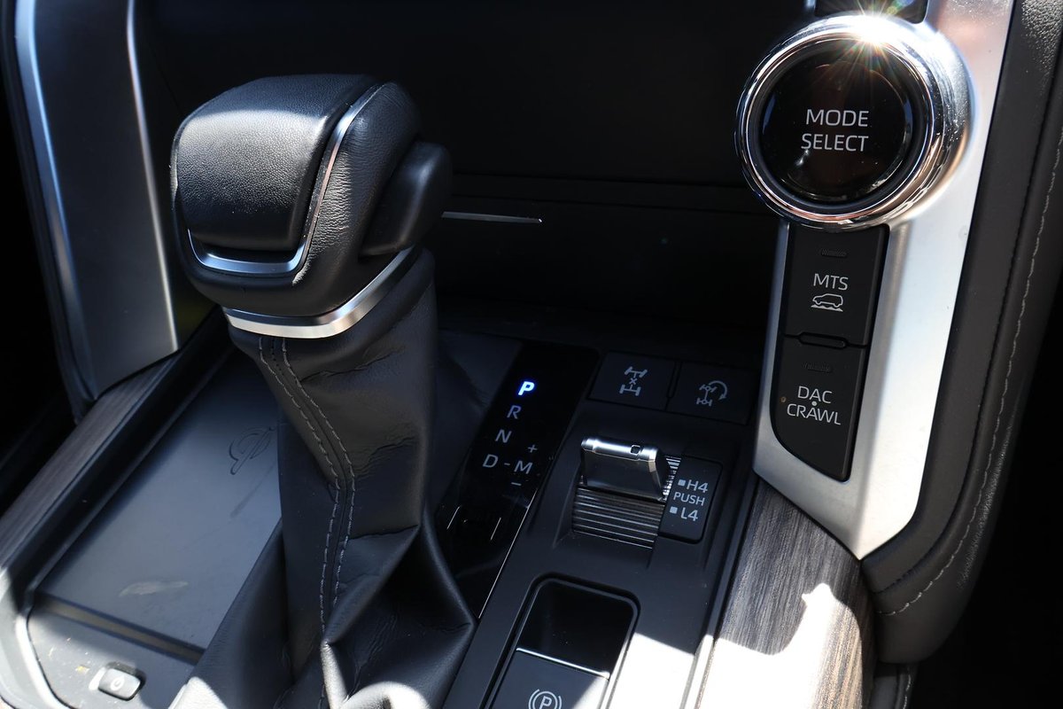 2023 Toyota Landcruiser VX FJA300R 4X4 Dual Range image 23