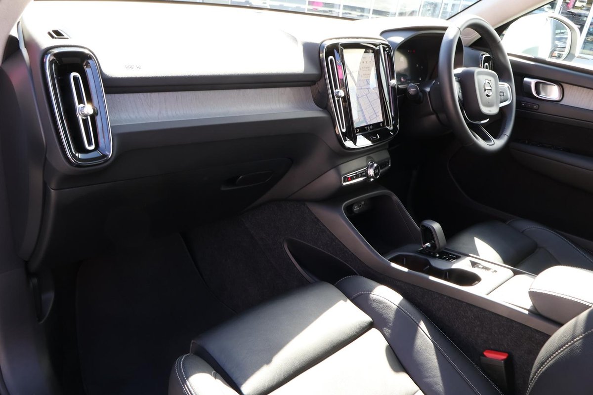 2024 Volvo XC40 Plus B4 MY24 image 18