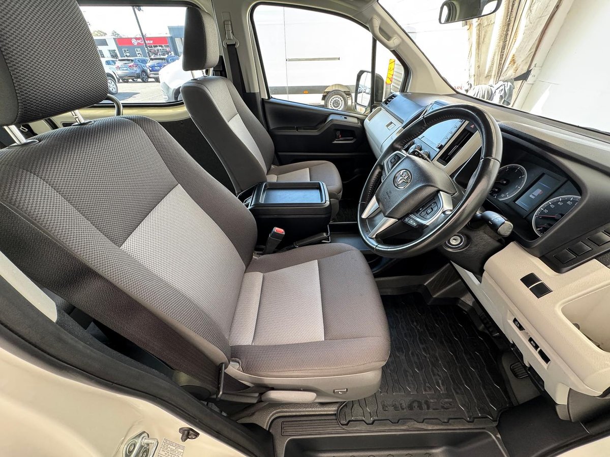 2022 Toyota Hiace Commuter GDH322R image 10