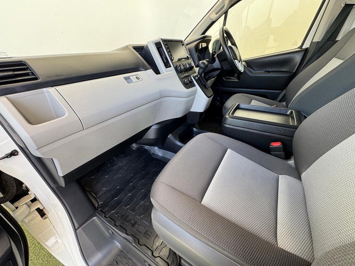 2022 Toyota Hiace Commuter GDH322R image 9