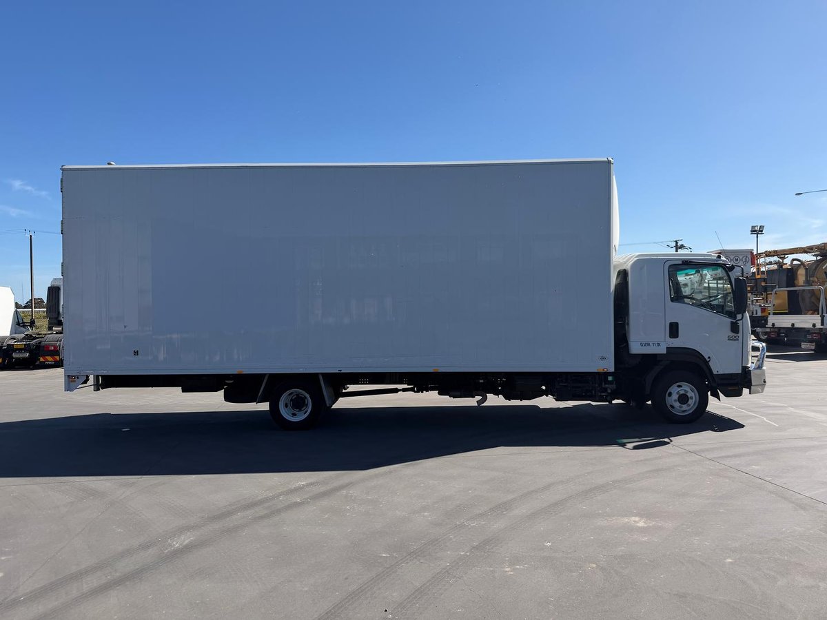 2013 Isuzu F Series FRR 600 image 10
