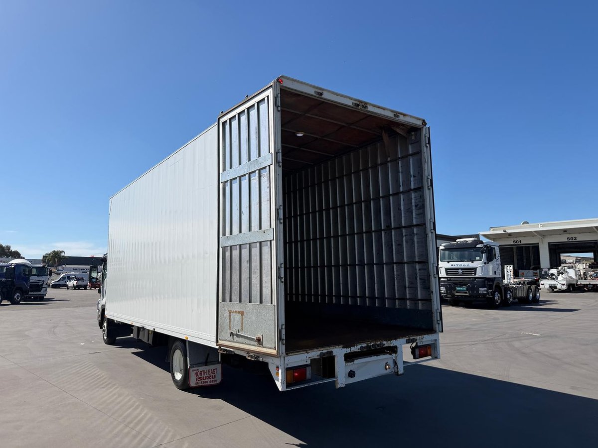 2013 Isuzu F Series FRR 600 image 16