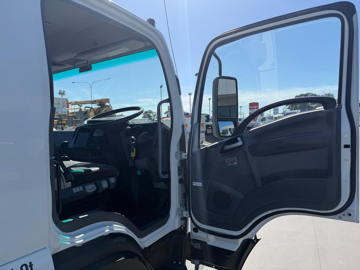 2013 Isuzu F Series FRR 600 image 19
