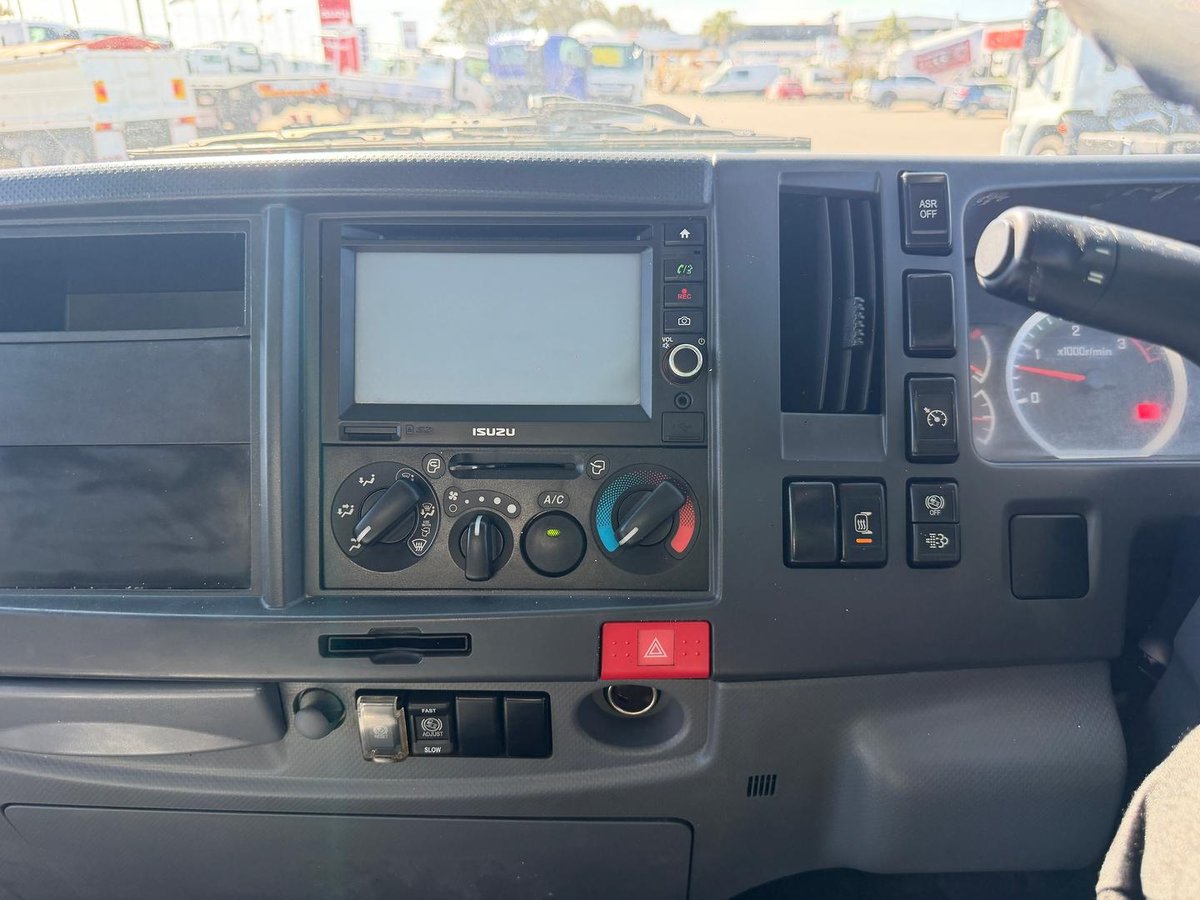 2013 Isuzu F Series FRR 600 image 23