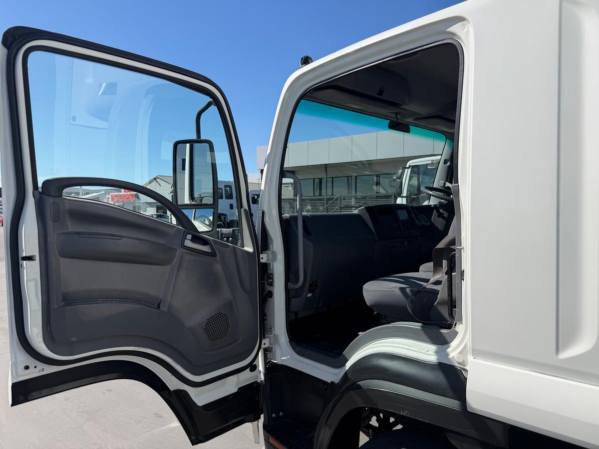 2013 Isuzu F Series FRR 600 image 24