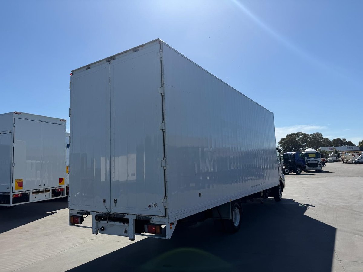 2013 Isuzu F Series FRR 600 image 8