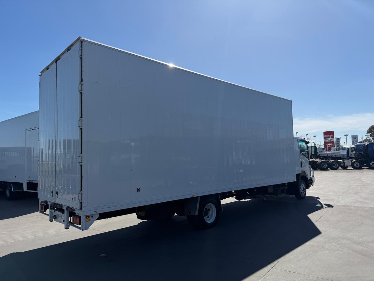 2013 Isuzu F Series FRR 600 image 9