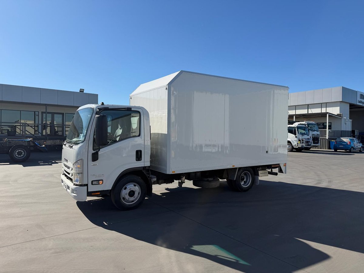 2016 Isuzu N Series NNR 45-150 image 10