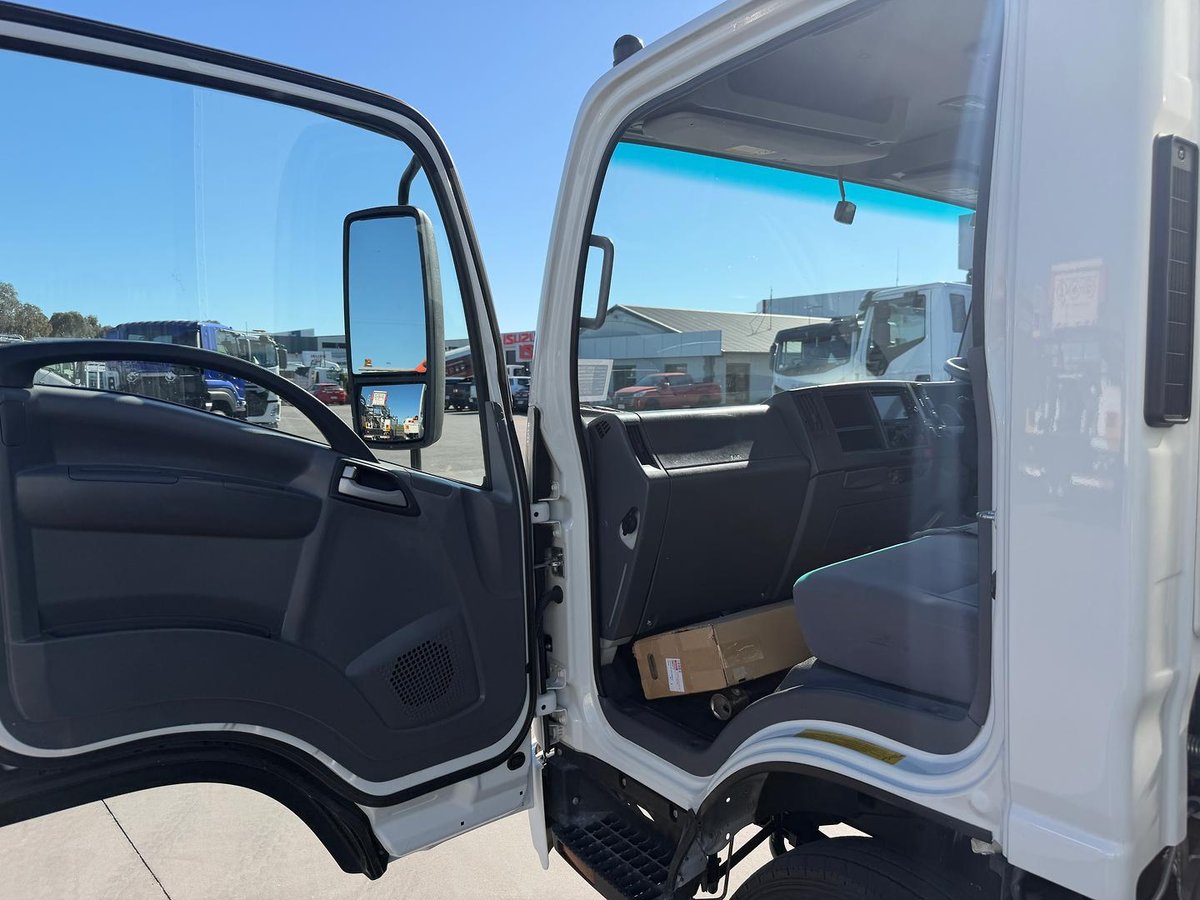 2016 Isuzu N Series NNR 45-150 image 30
