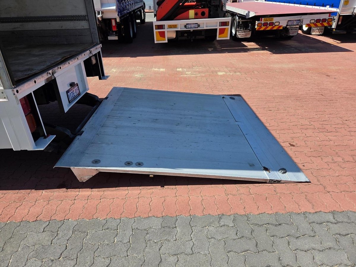 2013 UD Mk 11 250 Auto 5 Ton Van And Lift image 7