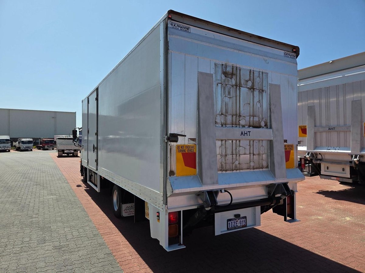 2013 UD Mk 11 250 Auto 5 Ton Van And Lift image 8