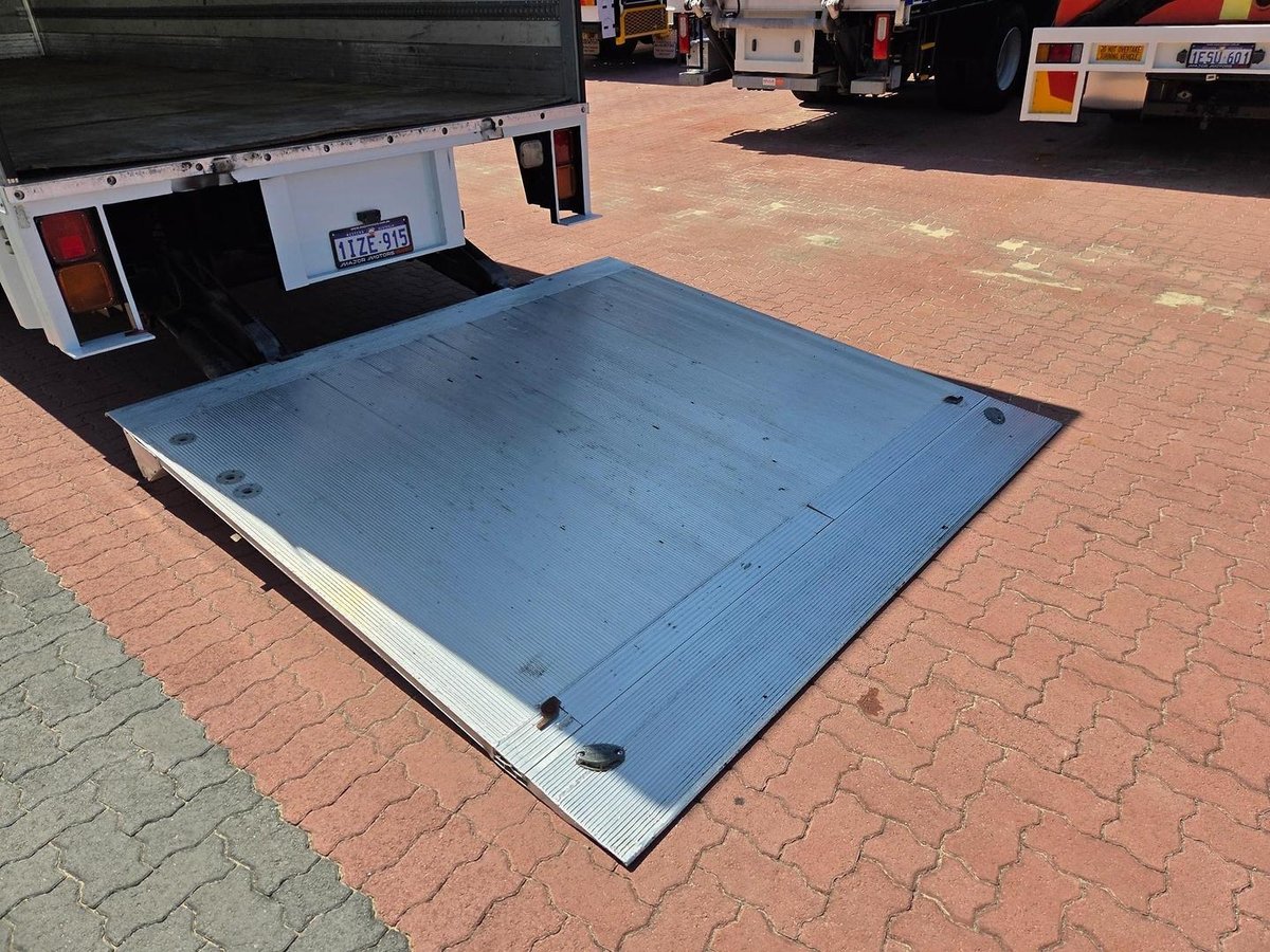 2013 UD Mk 11 250 Auto 5 Ton Van And Lift image 18