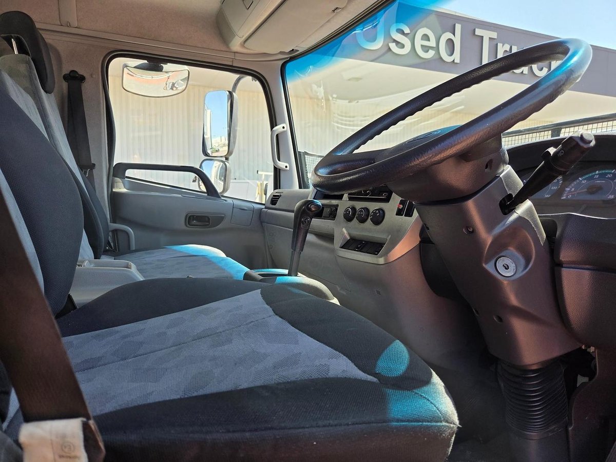 2013 UD Mk 11 250 Auto 5 Ton Van And Lift image 21