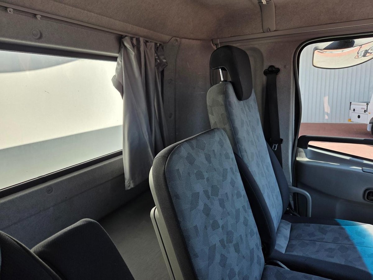 2013 UD Mk 11 250 Auto 5 Ton Van And Lift image 14