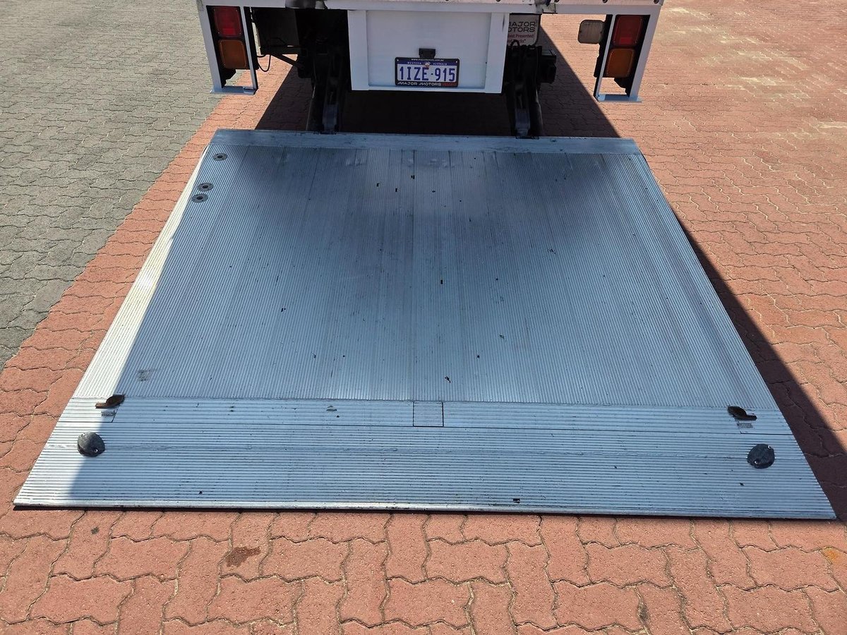 2013 UD Mk 11 250 Auto 5 Ton Van And Lift image 22