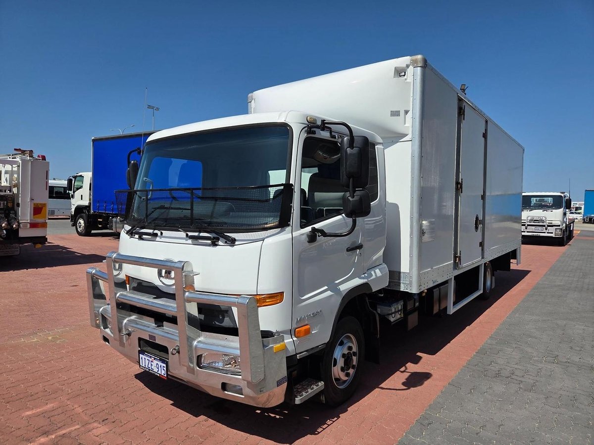 2013 UD Mk 11 250 Auto 5 Ton Van And Lift image 20