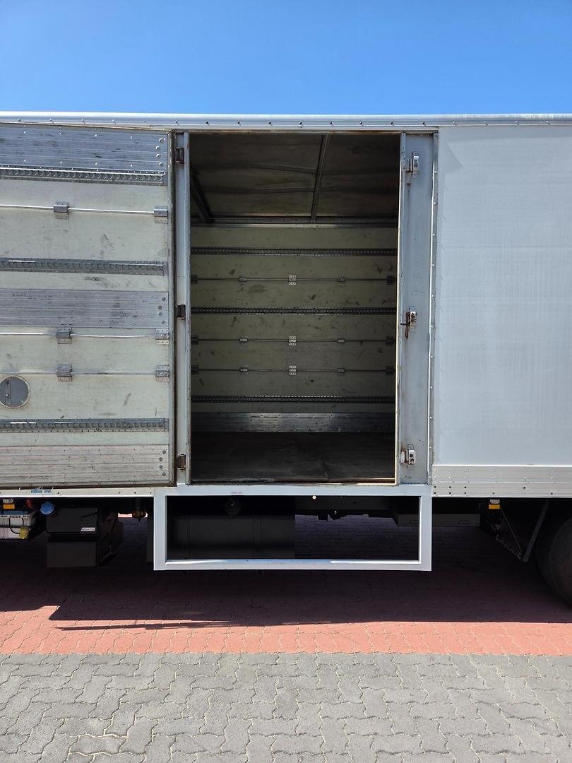 2013 UD Mk 11 250 Auto 5 Ton Van And Lift image 11