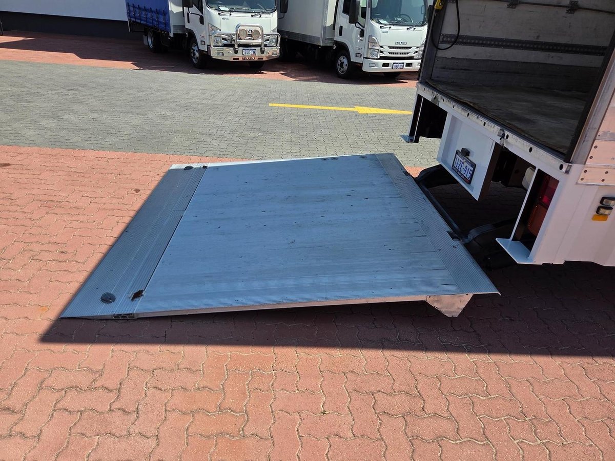 2013 UD Mk 11 250 Auto 5 Ton Van And Lift image 9