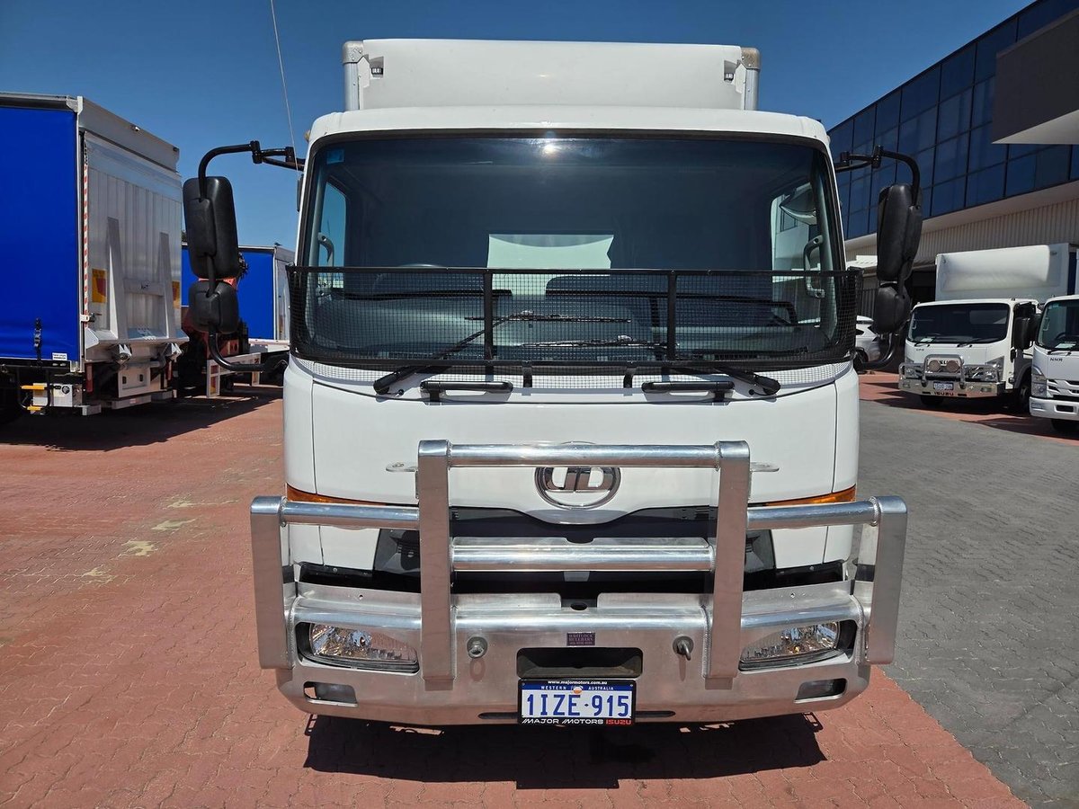 2013 UD Mk 11 250 Auto 5 Ton Van And Lift image 12