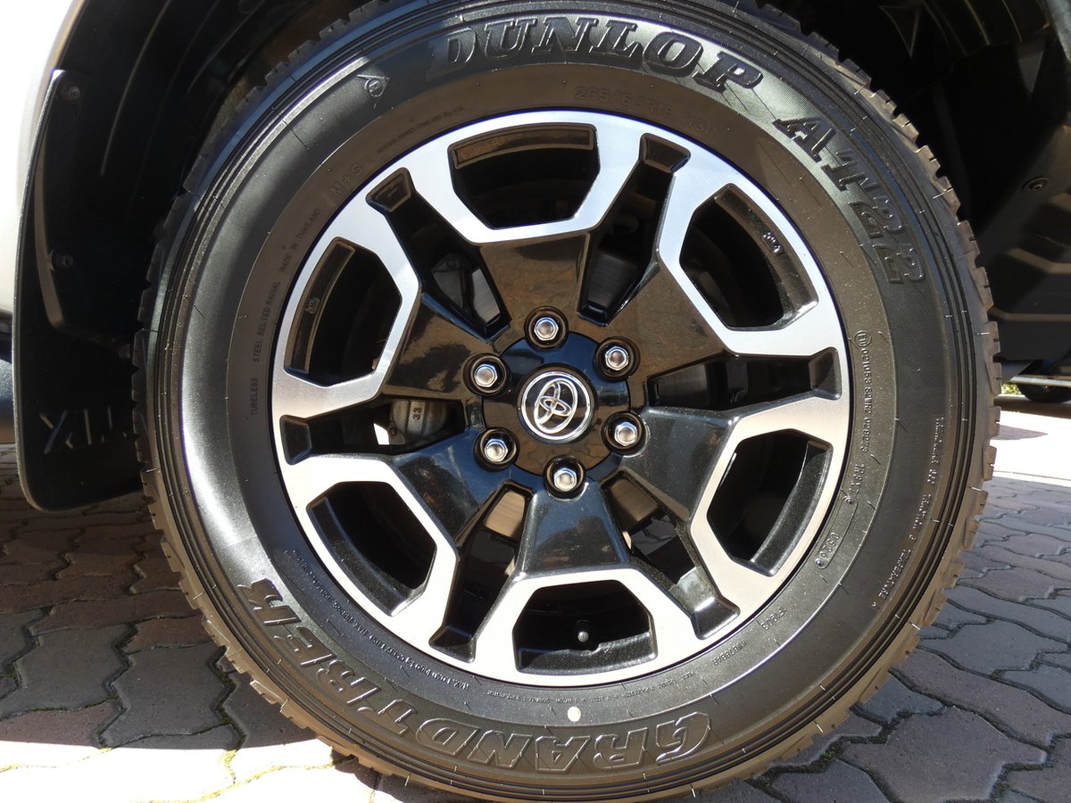 2023 Toyota Hilux 4x4 image 10