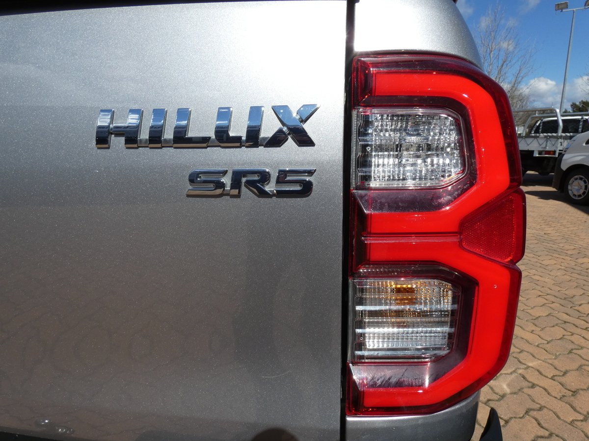 2023 Toyota Hilux 4x4 image 11