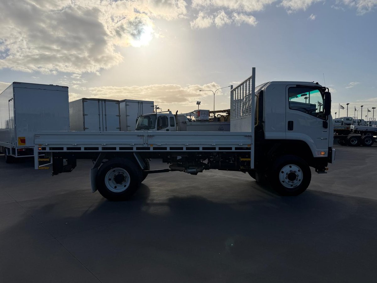2019 Isuzu F Series image 13