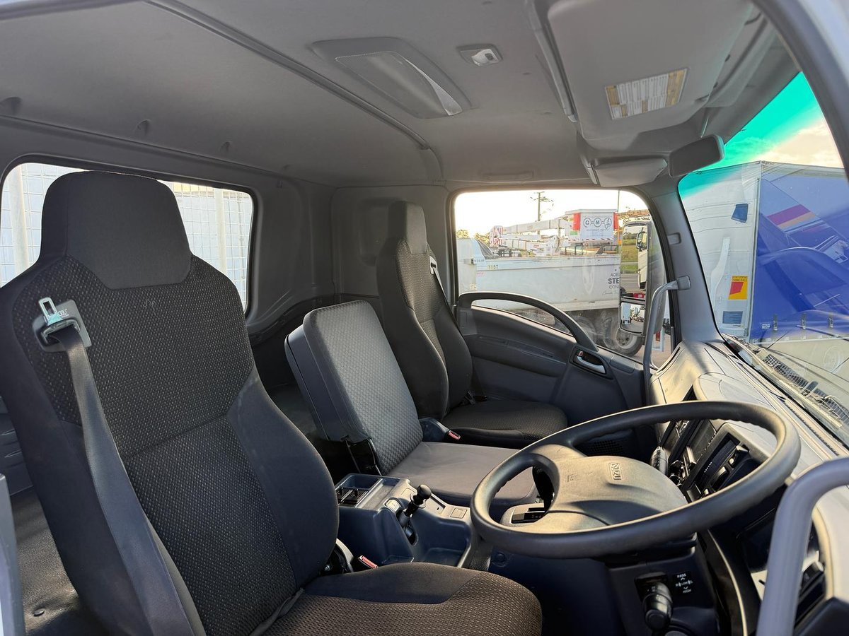2019 Isuzu F Series image 27