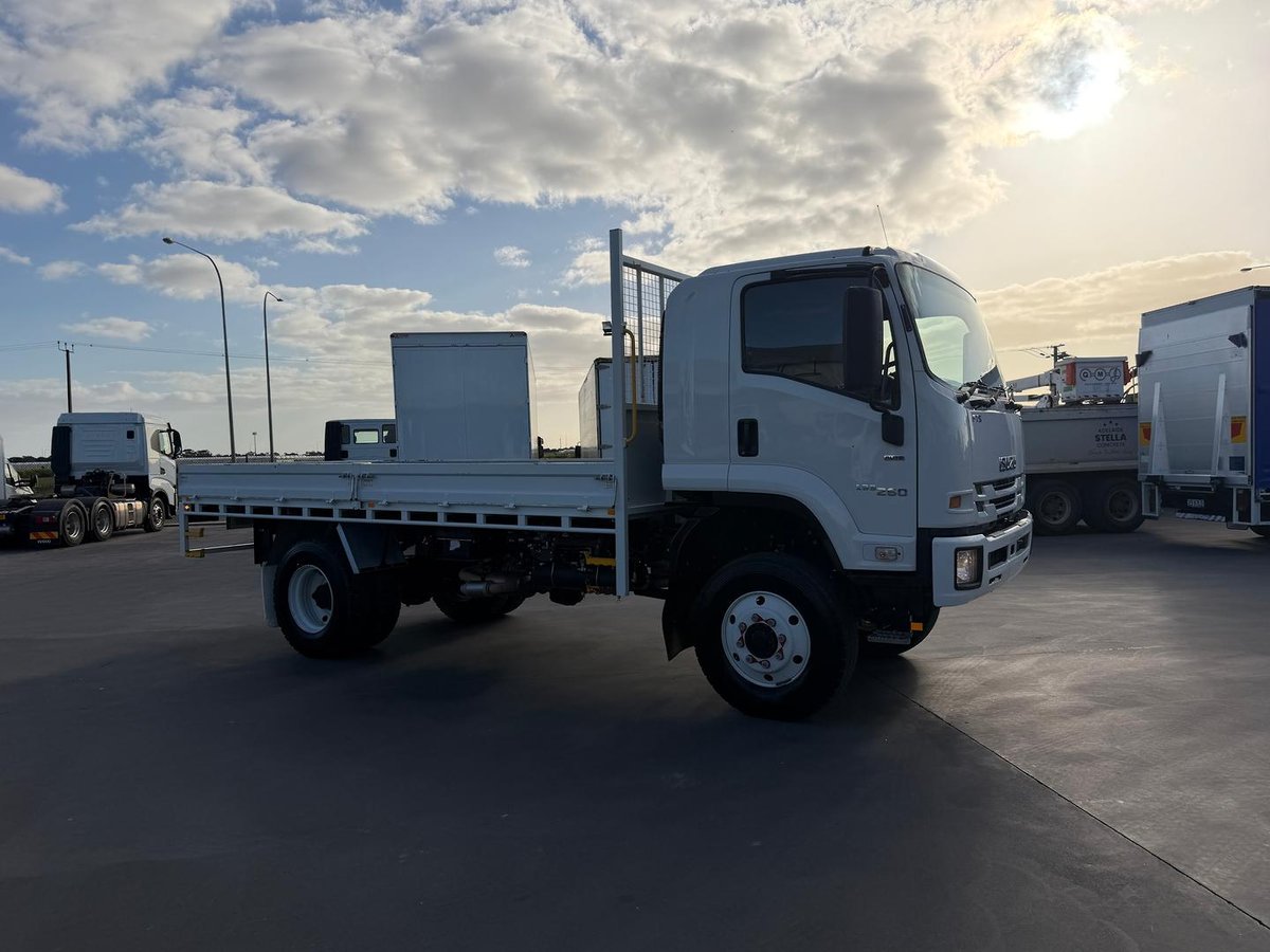 2019 Isuzu F Series image 15