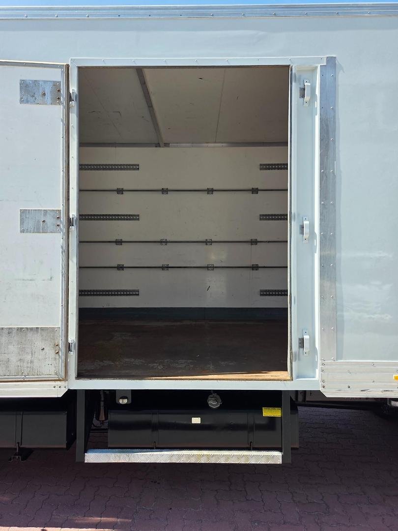 2019 Isuzu Frr 110-260 Auto 5 Ton Van And Lift image 11