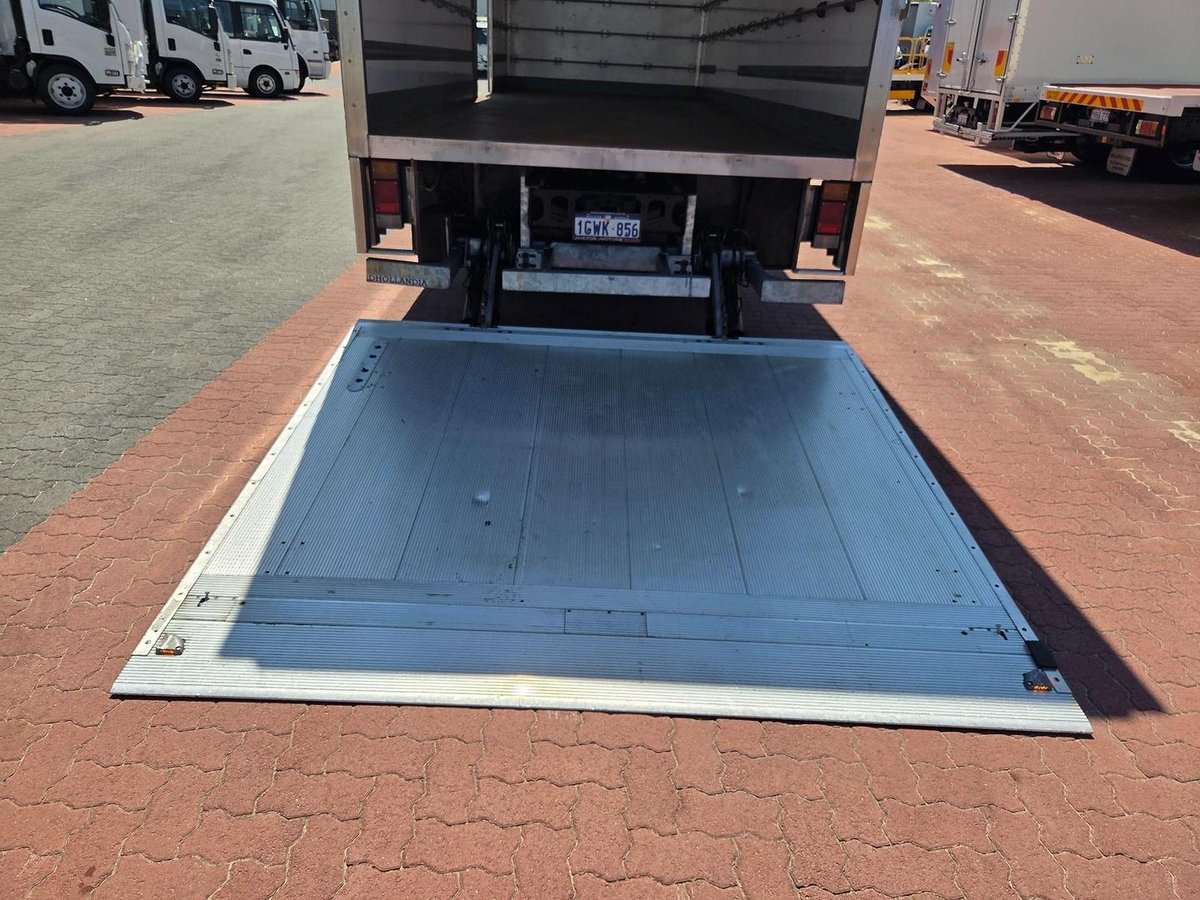 2019 Isuzu Frr 110-260 Auto 5 Ton Van And Lift image 14