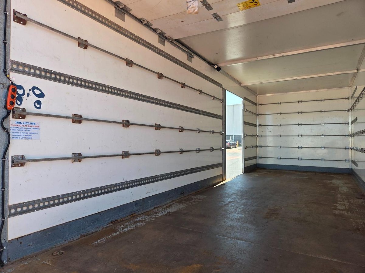 2019 Isuzu Frr 110-260 Auto 5 Ton Van And Lift image 12