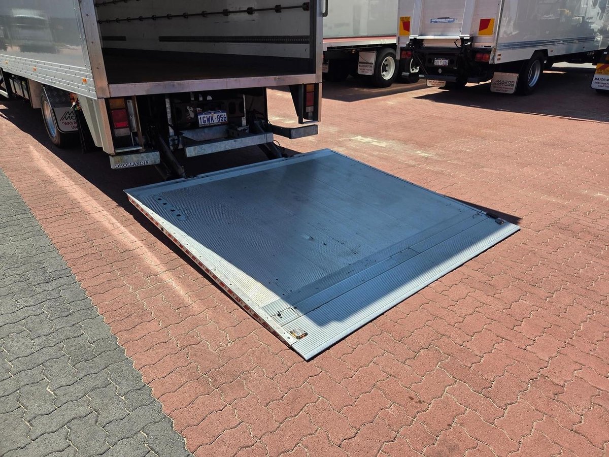 2019 Isuzu Frr 110-260 Auto 5 Ton Van And Lift image 22