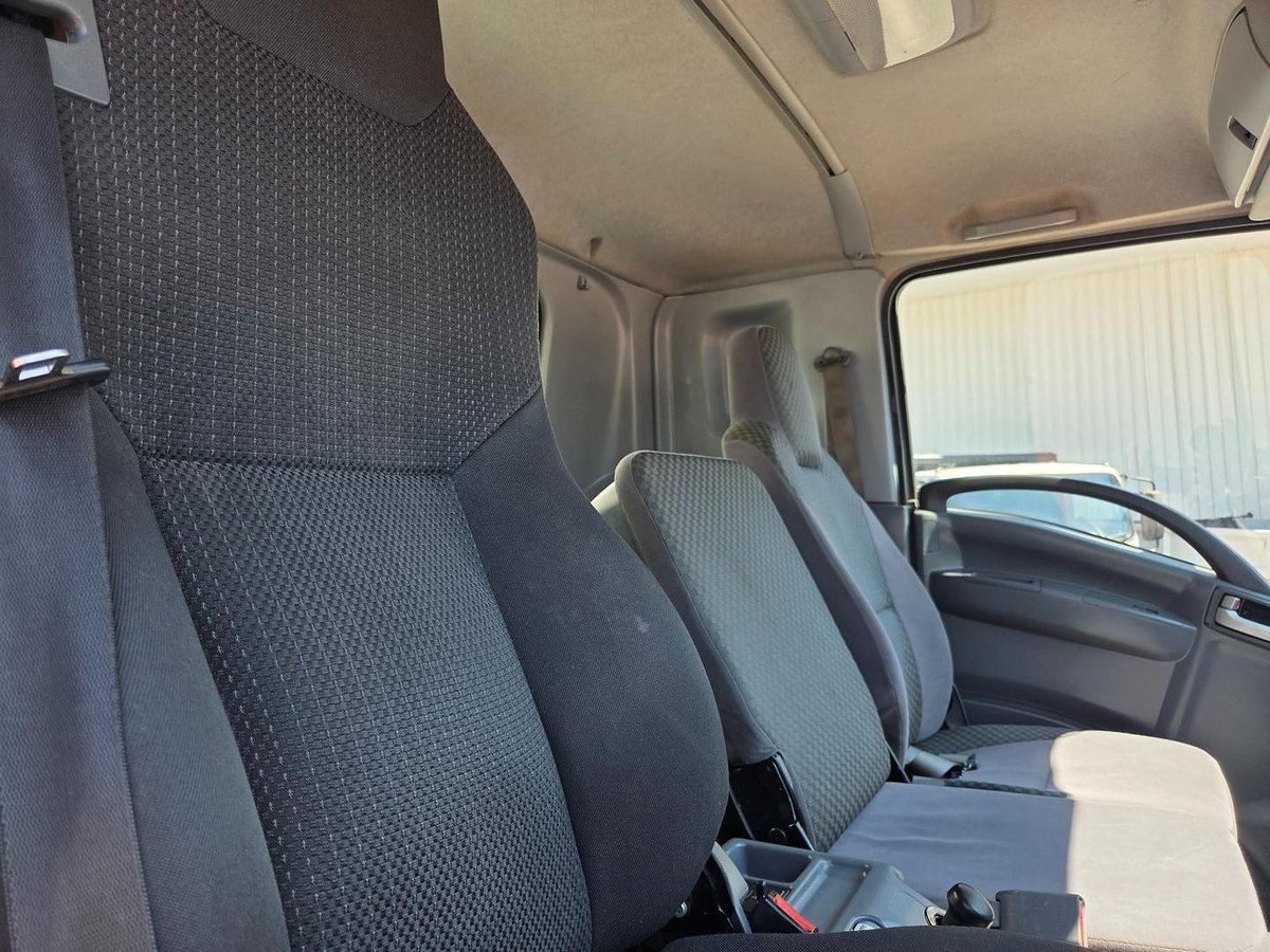 2019 Isuzu Frr 110-260 Auto 5 Ton Van And Lift image 26