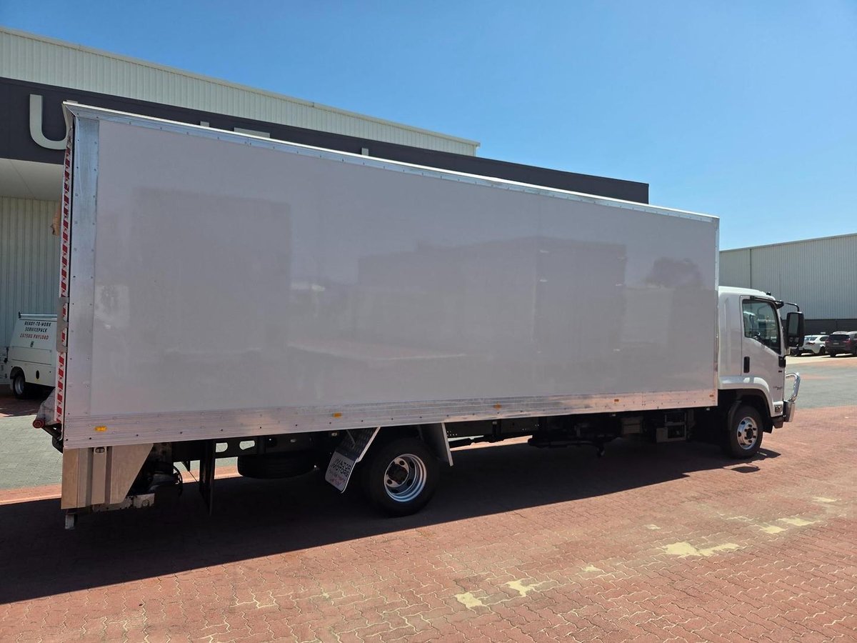 2019 Isuzu Frr 110-260 Auto 5 Ton Van And Lift image 15