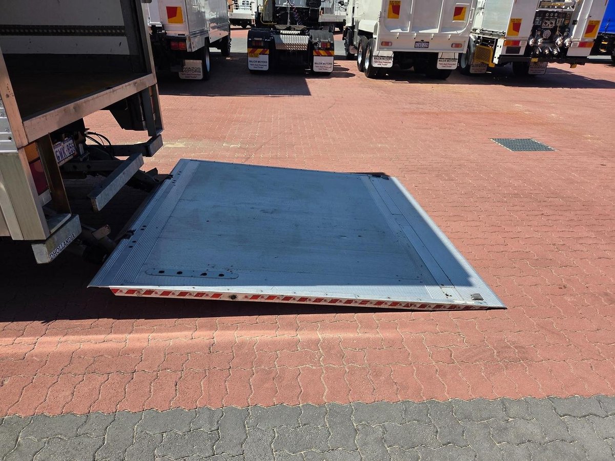 2019 Isuzu Frr 110-260 Auto 5 Ton Van And Lift image 13