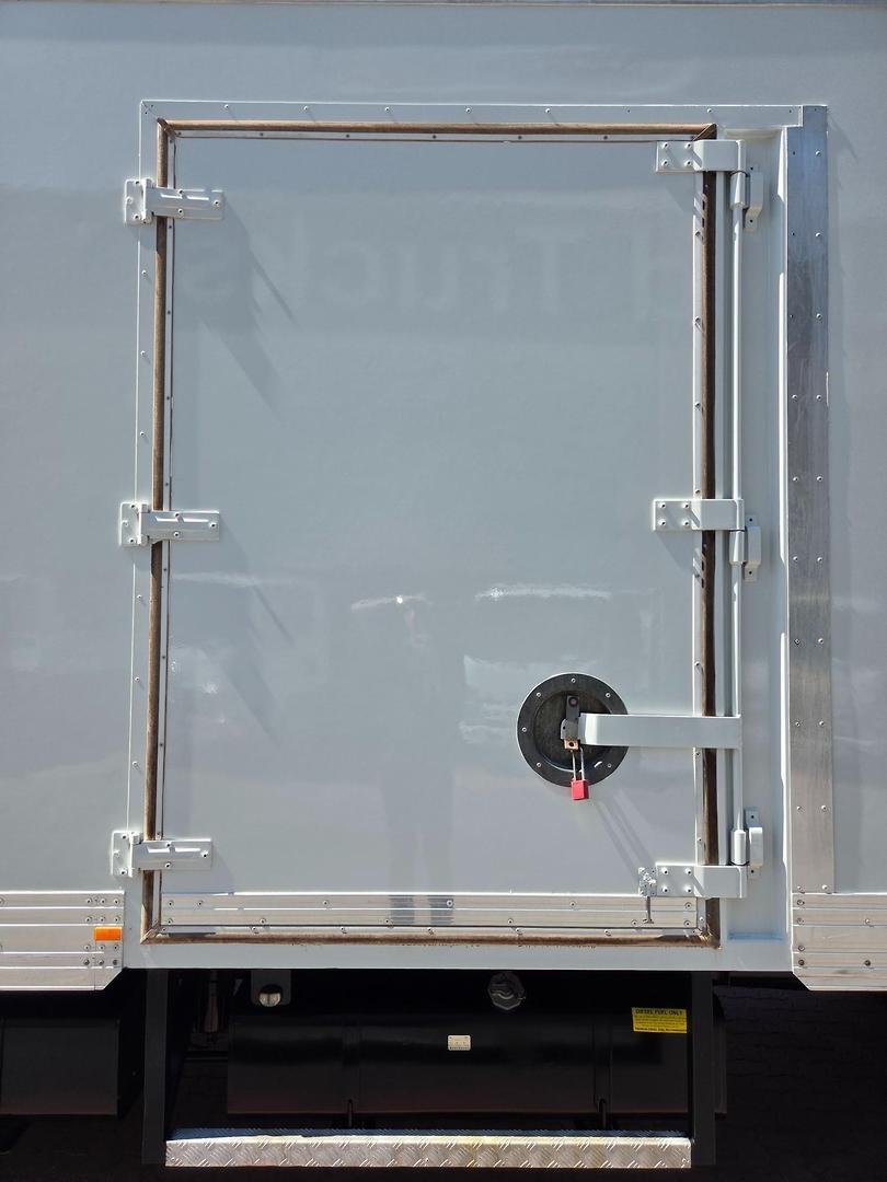 2019 Isuzu Frr 110-260 Auto 5 Ton Van And Lift image 18