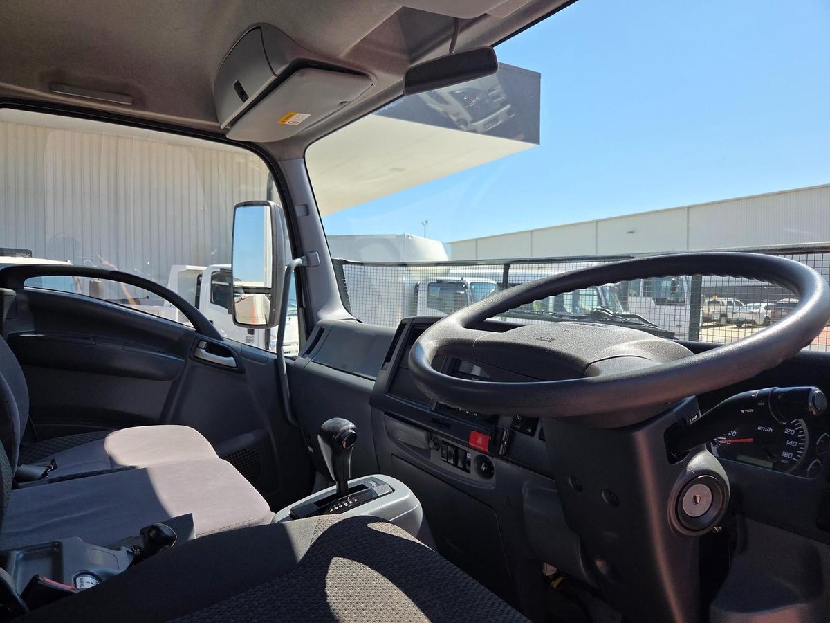 2019 Isuzu Frr 110-260 Auto 5 Ton Van And Lift image 7