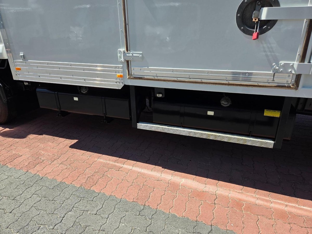 2019 Isuzu Frr 110-260 Auto 5 Ton Van And Lift image 16